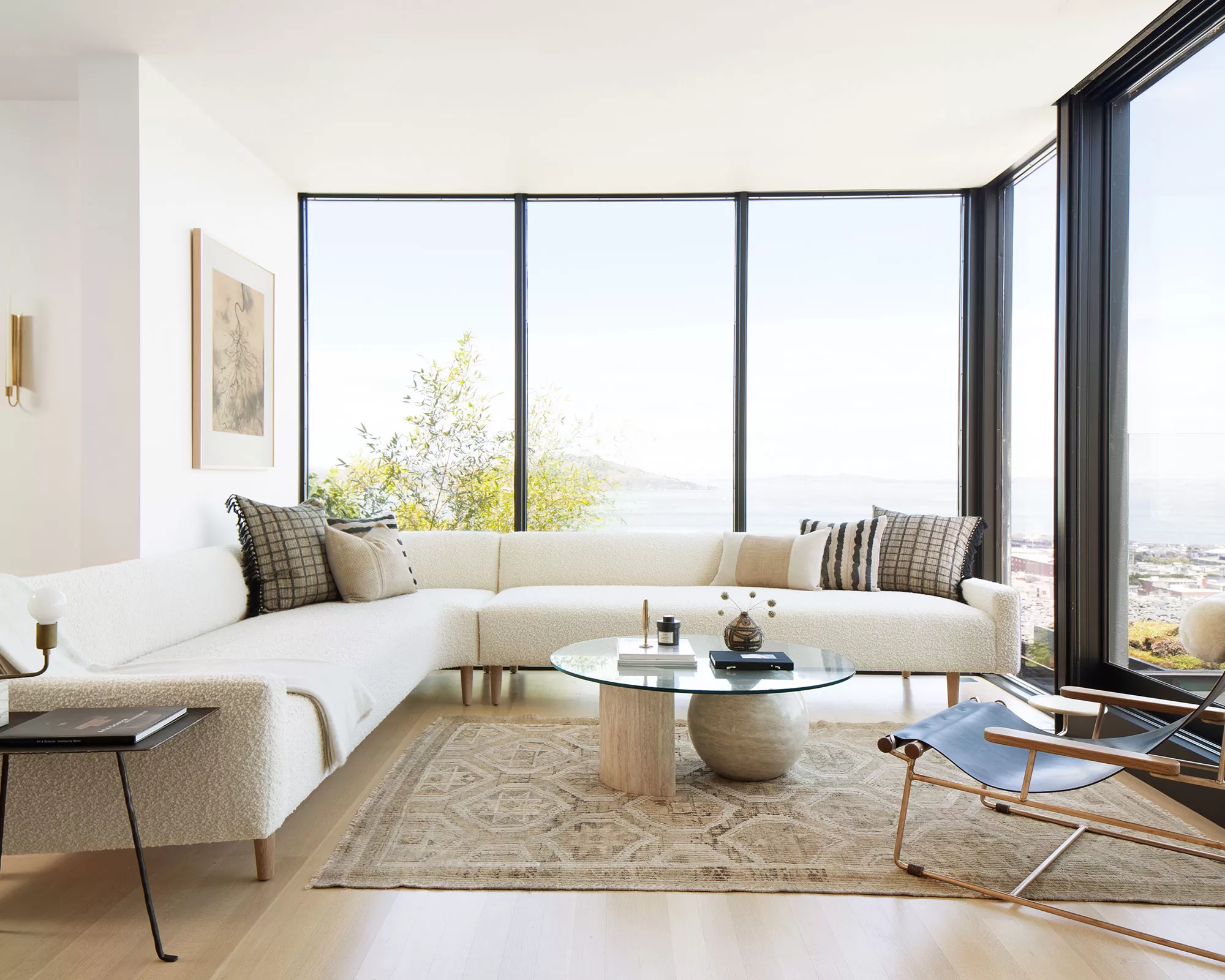 The Minimalist Home: Redesigning Life With Less Clutter and More Clarity