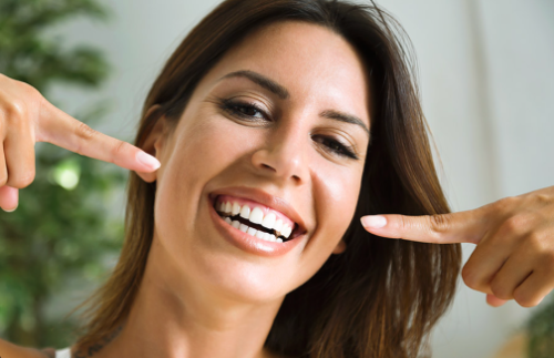 The Ultimate Guide to Teeth Whitening: Methods and Tips for a Brighter Smile in 2024